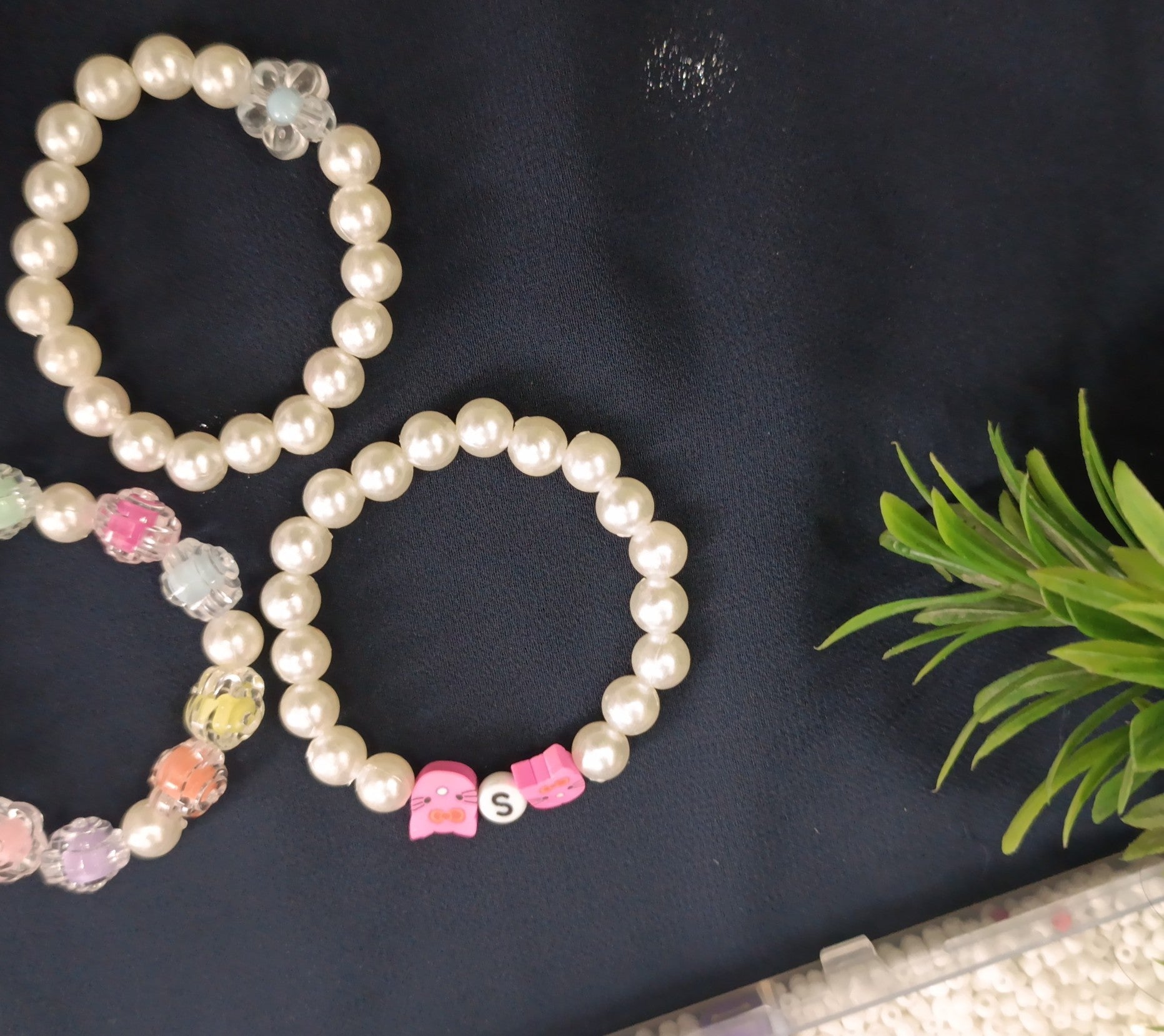 Stylish Handmade Pearl Bracelet for Girls – Cute Beaded Bracelet with Flower Design